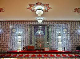 Am tag der offenen moschee haben bundesweit 1000 moscheen ihre türen für interessierte nichtmuslime geöffnet. Datei Gottingen Moschee Innen 2 Jpg Wikipedia