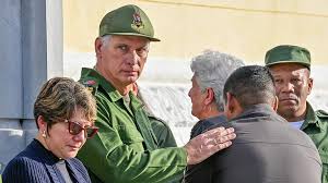 Transmissão jornalística detalhando as sanções econômicas impostas pelos Estados Unidos contra o governo de Cuba.