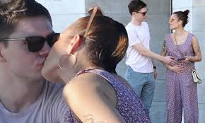 Halsey is dating actor evan peters. Halsey Net Worth 2021 Age Height Weight Boyfriend Dating Bio Wiki Wealthy Persons