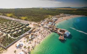 The five day fest at zrce beach is hosted by cosmopop (time warp, love family park) so expect to be dazzled by numerous parties on beaches, boats, and clubs. Partystrand Zrce Kroatien Reisefuhrer Kroati De