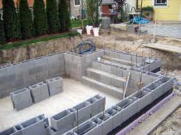 Pooltreppe in die vorgesehene maueröffnung setzen. Poolbau In Niederosterreich