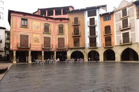 La vivienda más representativa tiene de 40 a 60 m2 y se construyó antes de 1960. Hauptplatz Der Stadt Von Graus Huesca Araga N Spanien Stockbild Bild Von Farbe Bogen 132021479
