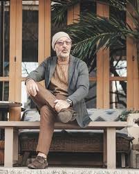 Die chinohose ist ein echter allrounder, den männer im sommer zu fast allen gelegenheiten tragen können. Wie Dunkelgraues Sakko Mit Brauner Chinohose Zu Kombinieren 31 Herren Outfits 2021 Lookastic