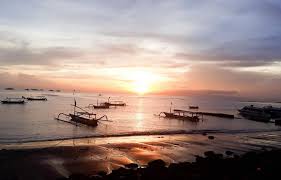 Bentuknya nyaris bulat dan terdiri dari plasma panas bercampur medan magnet. Pantai Matahari Terbit Tempat Asyik Menyaksikan Sunrise Di Bali Denpasarkota Go Id