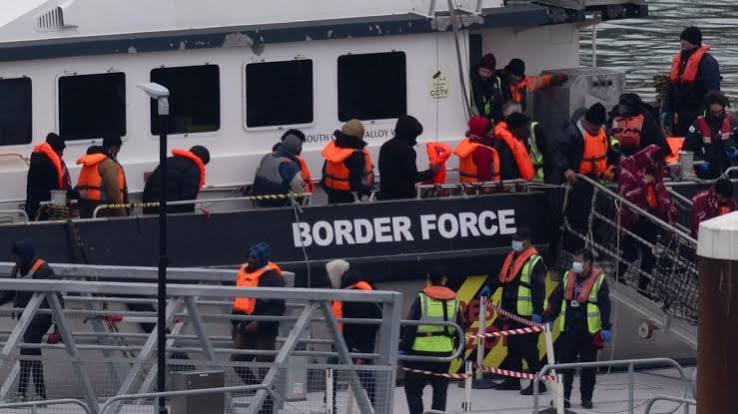 Two migrants die in Channel crossing attempt - BBC News