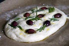 Fluffy Focaccia With Olives Rosemary And Salt Rezept Lecker Leckere Vegane Rezepte Leckeres Essen