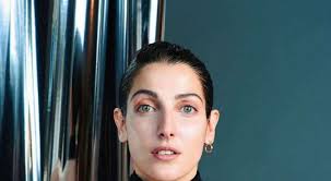 Clarice falcão (recife, 23 de outubro de 1989) é uma atriz, cantora e roteirista brasileira. Clarice Falcao Reimagina Seu Repertorio No Ep Eu Me Lembro