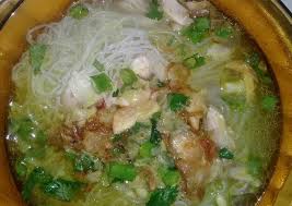 Daging ayam goreng yang dipadu dengan hangatnya asam bening memiliki rasa yang gurih dan segar. Cara Membuat Soto Ayam Bening Sederhana Yang Gurih