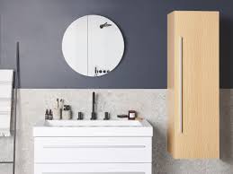 Mit den weißen badezimmerschränken schaffen böden zum einschieben • dekoratives lamellen design • schubladen mit stoppern. Bad Hangeschrank Heller Holzfarbton Mataro Beliani De
