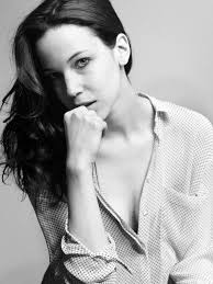 Caroline Ford fará o papel de Nimue. "This is Caroline Ford, the actress  playing Nimue (she's in the episode, listed as “unknown character”…) and  the second pic is the “woman Dark One”