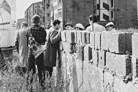 August 1961 begann der bau der berliner mauer. Ein Unmenschliches Bauwerk