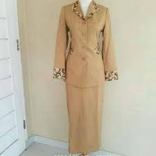 Model yang disematkan pada baju safari wanita pun tentu mengikuti alur lekuk tubuh si wanita , seperti misalnya mirip dengan dress atau longdress. Baju Dinas Guru Seragam Pegawai Guru Setelan Safari Shopee Indonesia