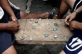 Dama Is The Filipino Version Of Checkers And Can Be Played Almost Anywhere All You Need Are A Few Bottle Philippines Culture Phillipines My Childhood Memories