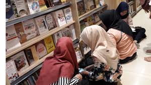 Panduan sukses sbmptn soshum 2019 adalah sebuah buku yang dirancang khusus untuk membantu calon peserta sbmptn mengenal dan mengukur kemampuan akademik. 5 Buku Paling Recomended Untuk Ujian Sbmptn Nama Buku Dan Harganya Di Gramedia Tribun Sumsel