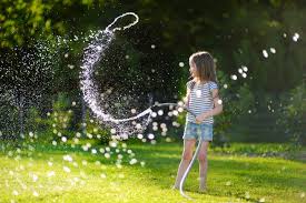 Wasserspiel garten wasserspiele kinderspiele fur draussen sandkasten kinder beschaftigung kinderspielzeug im freien spielideen schulanfang. Wasserspiele Fur Kinder Die Besten Spielideen Geolino