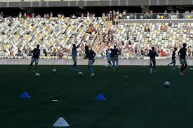 Titular do Grêmio sente dores durante aquecimento para enfrentar o Atlético