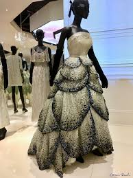Gli abiti da sera per capodanno 2019 sono la base di un look vincente e super glamour. Christian Dior Designer Of Dreams Al V A Di Londra Catartica