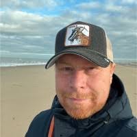 70+ profilů „Dennis“