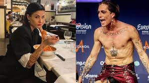 I retroscena sul loro amore durante la partecipazione dei måneskin a sanremo, si era parlato della vita privata del frontman del gruppo, da sempre molto riservato e con una grande intesa con victoria de angelis. Giorgia Soleri H As8eneia Apo Thn Opoia Pasxei H Syntrofos Toy Damiano David Goba Stileto