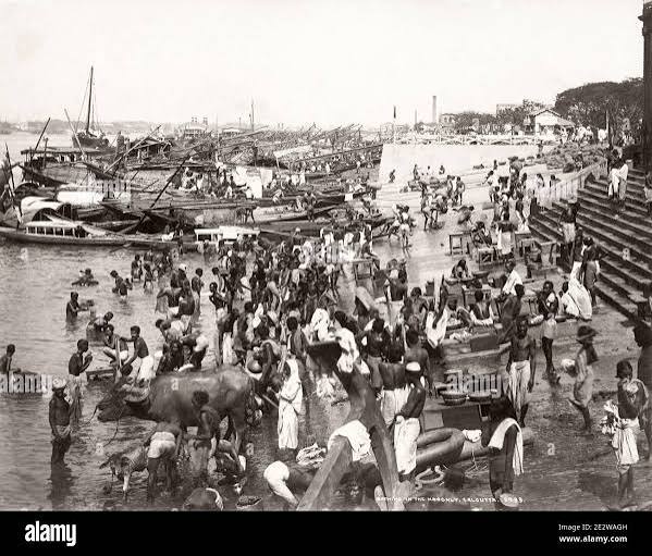 Vintage 19th century photograph: India - large crowd bathing in the Hooghly River, Calcutta, Kolkata Stock Photo - Alamy