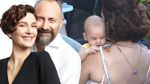 Üçüncü kez hamile olan güzel oyuncu, eşi halit. Berguzar Korel Ve Halit Ergenc Ogullari Han Ilk Kez Goruntulendi Gercek Gundem