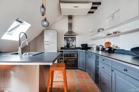 Une Cuisine Vintage Avec Ilot Central En Inox Amenagement Cuisine Cuisine Moderne Cuisine