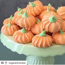 Repost Sugarartcanada Get Repost Bakelikeapro Pumpkin Meringues Regranned From Decorefesta Adorei E Meringue Cookies Meringue Halloween Baking