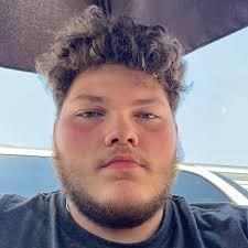 What jobs in the 28 area pay $14/hr minimum with tips and are within  walking distance?