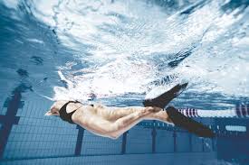 Jambes Affinees Et Fesses Musclees La Natation Avec Des Palmes C Est Mieux Madame Figaro
