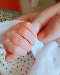 Ia dikeluarkan sebagai sebuah lagu yang ditujukan khas untuk bayi sulungnya yang ketika itu dijangka bakal dilahirkan pada mac 2018 dan diilhamkan oleh bapanya. Lirik Lagu Comel Pipi Merah Siti Nurhaliza Blog Santai Santai Jerr