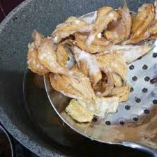 Lumuri ikan dengan campuran kunyit halus, garam dan air jeruk nipis. Ragam Lauk Pauk Dari Ikan Asin Kapas