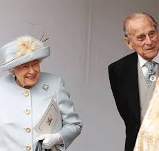 O duque de edimburgo, como era oficialmente conhecido, esteve ao lado da rainha ao longo de todos os 69 anos de seu reinado, o mais longo da história do reino unido. Rainha Elizabeth 2Âª Convida Mae De Meghan Markle Para Passar Natal Com A Familia Real Cidadeverde Com