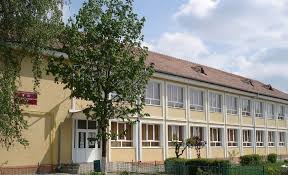 Eu termin anul asta liceul si mereu ma gândesc să plec de la parinti si caut mereu anunturi pe olx cu chirii, eu locuiesc in orasul husi, jud vaslui si vreau să. PoliÈ›ia S A Autosesizat In Cazul Elevului BÄƒtut La È™coala 23 Din Sibiu Ora De Sibiu