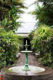 La Maison Folio Une Case Et Son Jardin Creole La Terre Est Un Jardin En 2020 Jardins Jardin Maison Maison