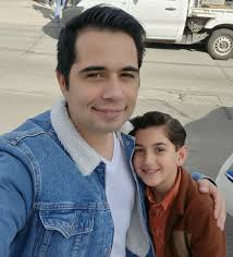 Aquí con mi sobrino Rich, los envidiosos dirán que es IA
