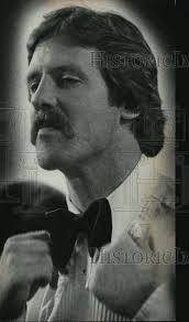 1979 Press Photo Jim Carter of Green Bay Packers Adjusts Bow Tie for S