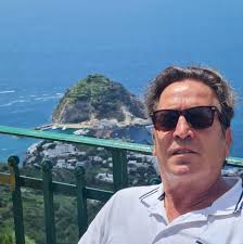 Vanessa Incontrada in vacanza, momento di relax , dopo una stagione piena  di impegni lavorativi. Spesso si dice che nell'armadio di ogni donna non  dovrebbe mai mancare un pantaloncini in gins e