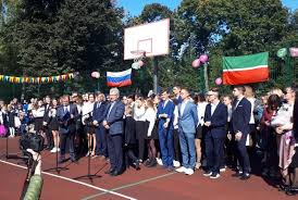 Президент татарстана рустам минниханов прибыл на место чп в казанской гимназии, где в результате нападения погибли ученики. Torzhestvennaya Linejka Posvyashyonnaya Dnyu Znanij Proshla 2 Sentyabrya V Mbou Gimnaziya 3 Vahitovskogo Rajona G Kazani