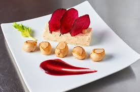 Saint Jacques Poelees Au Caramel De Betterave Puree De Celeri Rave Aux Noisettes Tuiles De Betterave Arts Gastronomie Puree De Celeri Rave Recette Gastronomique Gastronomie