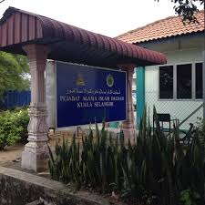 Secara dasarnya pejabat pendidikan daerah kuala selangor telah ditubuhkan pada 1 jun 1982, tetapi secara fizikalnya ia mula wujud pada 1 julai 1982. Pejabat Agama Kuala Selangor Kuala Selangor