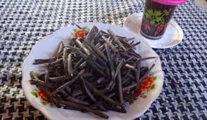 Pagar keliling terbuat dari bahan sejenis monel dan jeruji besinya bermotif keris luk 7 sehingga tampak kontras dengan rumah di sekitarnya. 10 Oleh Oleh Khas Pati Paling Enak Rekomendasi Toko Oleh Oleh Khas Pati