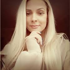 Okay… don't panic. 😅 I just fluffed up the tree and tonight I'm decorating  — Christmas playlist, pajamas, Bluey supervising… the whole vibe. And  before anyone says “it's too soon,” I'm Puerto