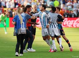 アルゼンチンのパレデス、試合後にもみ合い Ｗ杯サッカー - 時事通信