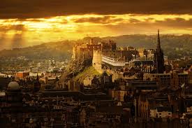 It's a city of around half a million people and sits amongst seven hills. Edinburgh Die Hauptstadt Schottlands Stellt Sich Vor Urlaubsguru Reizen Schotland Schotland Edinburgh Castle