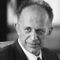 Luis F . Fiallos Pazmino