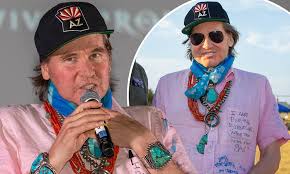 Val edward kilmer (los angeles, 31 dicembre 1959) è un attore statunitense. Val Kilmer 59 Looks Happy And Healthy At Top Gun Film Screening In Austin Daily Mail Online