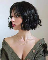Blunt Wavy Bob Populer Blunt Bob With Bangs 2019 Curlybobhairstyles Choppy Bob Hairstyles Blunt Bob With Bangs Curly Bob Hairstyles