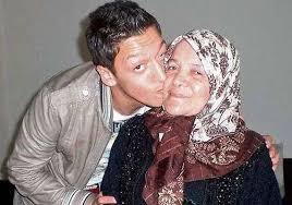 Mesut ozil has 3 tattoos on his left arm. Mesut Ozil Wiki 2021 Girlfriend Salary Tattoo Cars Houses And Net Worth