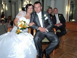 Li estas konata pro malfermado de komunisma pollando al okcidenta influo kaj pro siaj ekonomiaj politikoj bazitaj sur eksterlandaj pruntoj, kiuj finfine malsukcesis. Gierek Wzial Slub W Busku Rodzina I Sekretarza Stad Pochodzi Echo Dnia Swietokrzyskie