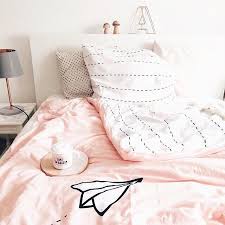 Aber wie schafft man es, morgens fit aus dem bett zu kommen? Am Kalten Montag Morgen Ist Es So Schwer Aus Dem Bett Zu Kommen Vor Allem Wenn Es Soooo Gemutlich Ist Foto Herzwe Room Inspiration Bed Pillows Room